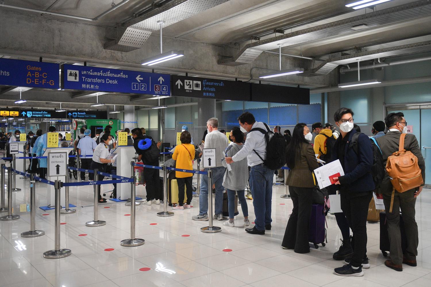 Việc điền và nộp giấy tờ đã gây tình trạng đông đúc tại các sân bay Thái Lan thời gian qua.