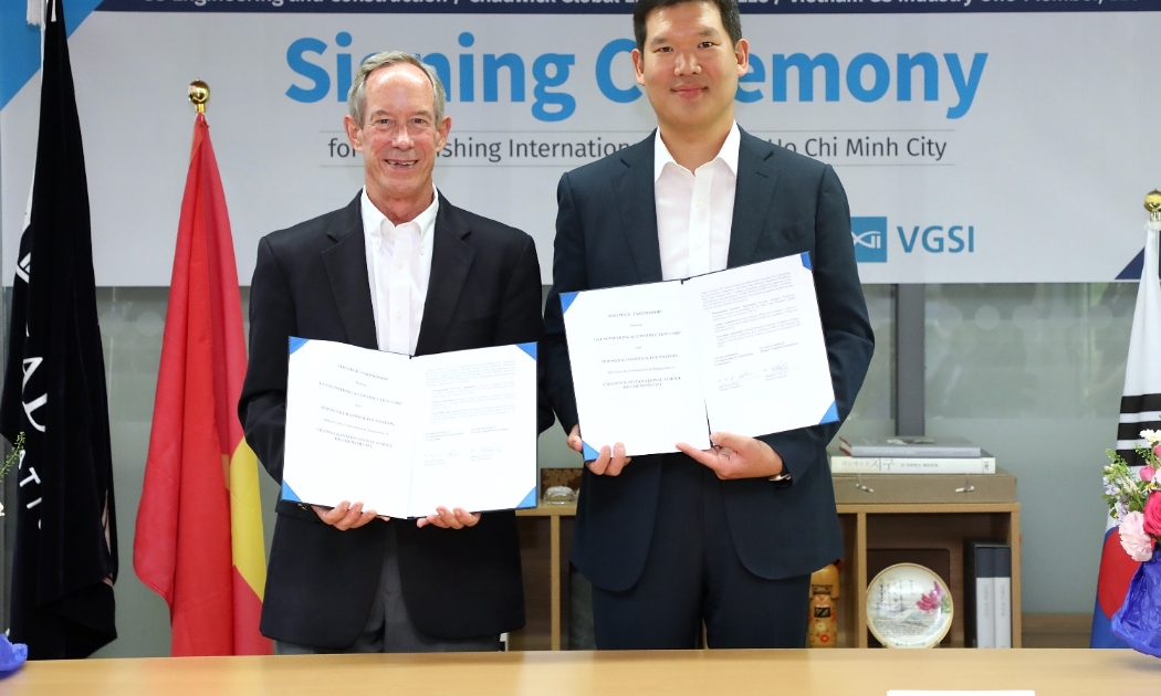 Ông Ted Hill (bên trái) - đại diện trường Chadwick và ông Huh Yoon-Hong (đại diện VGSI) tại buổi ký kết. Ảnh: VGSI.