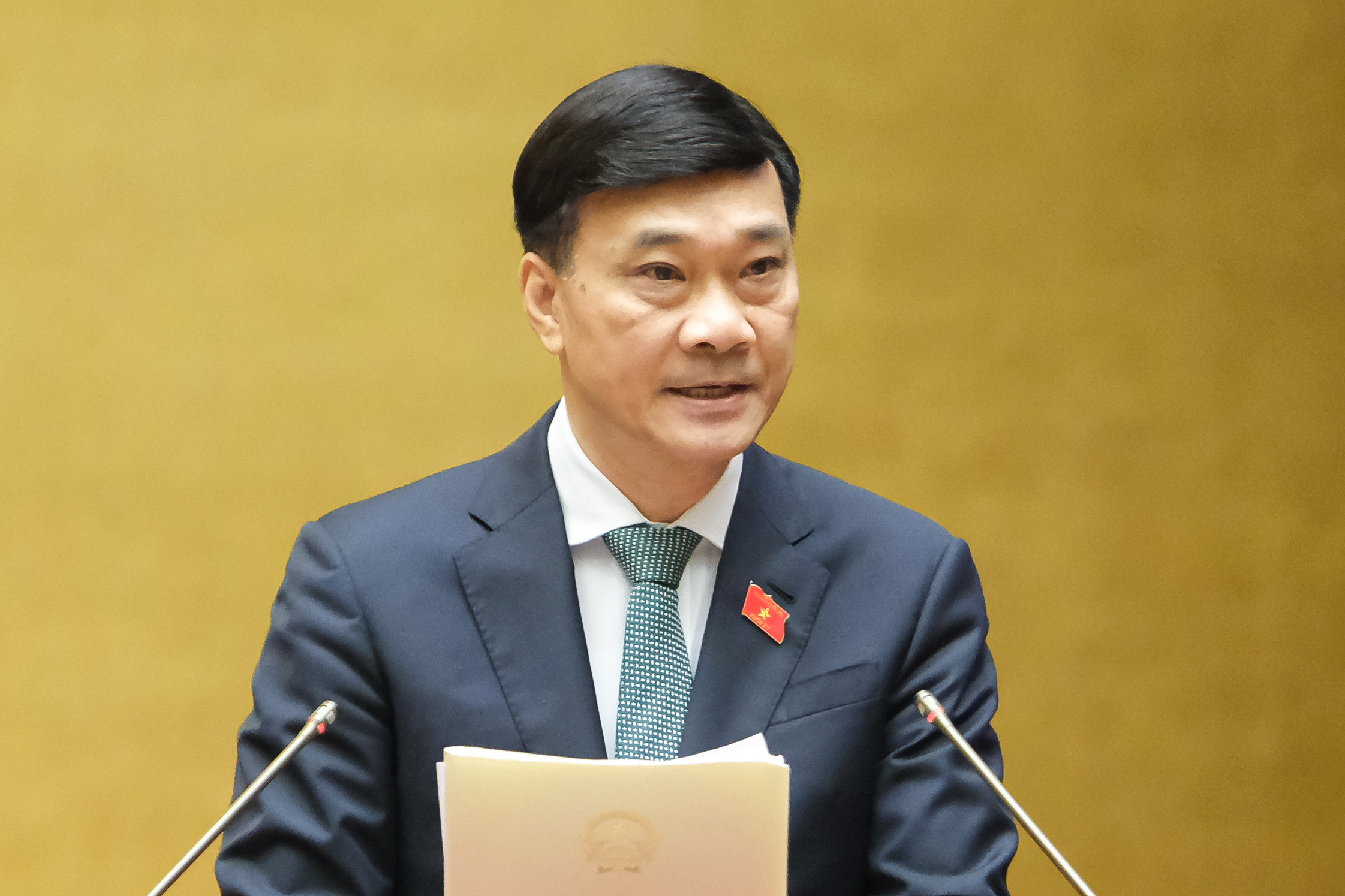 &nbsp; Chủ nhiệm Ủy ban Kinh tế Vũ Hồng Thanh tr&igrave;nh b&agrave;y b&aacute;o c&aacute;o - Ảnh: Quoihoi.vn