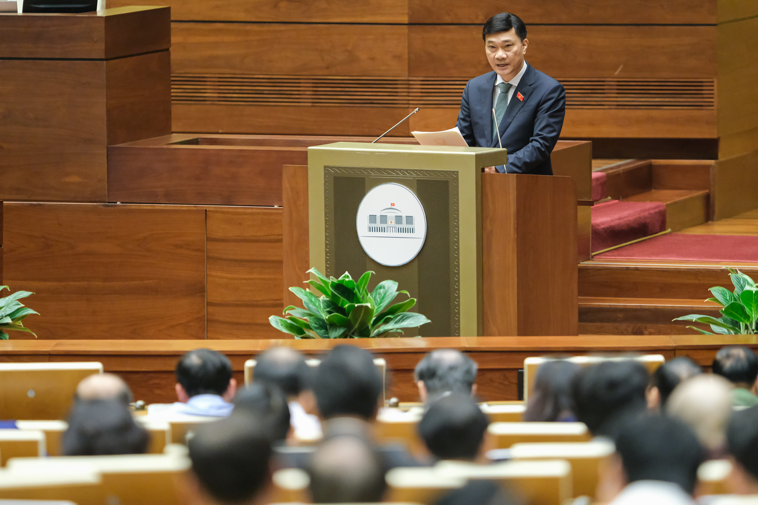 Chủ nhiệm Ủy ban Kinh tế Vũ Hồng Thanh trình bày báo cáo giải trình, tiếp thu, chỉnh lý dự thảo Nghị quyết về chủ trương đầu tư dự án đầu tư xây dựng đường bộ cao tốc Châu Đốc - Cần Thơ - Sóc Trăng giai đoạn 1.