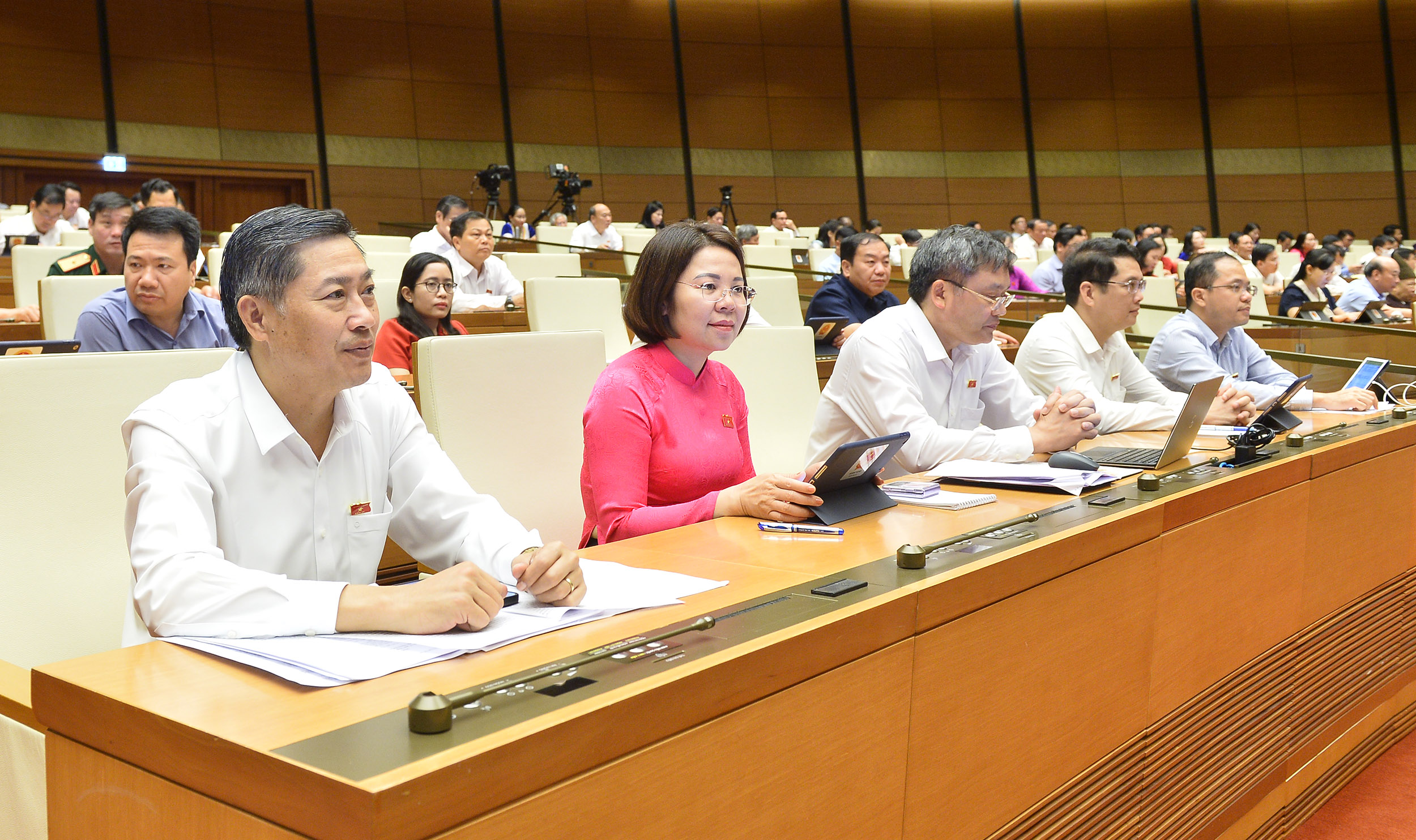 Các đại biểu tham gia biểu quyết Nghị quyết về chủ trương đầu tư dự án đầu tư xây dựng đường Vành đai 4 - vùng Thủ đô Hà Nội.