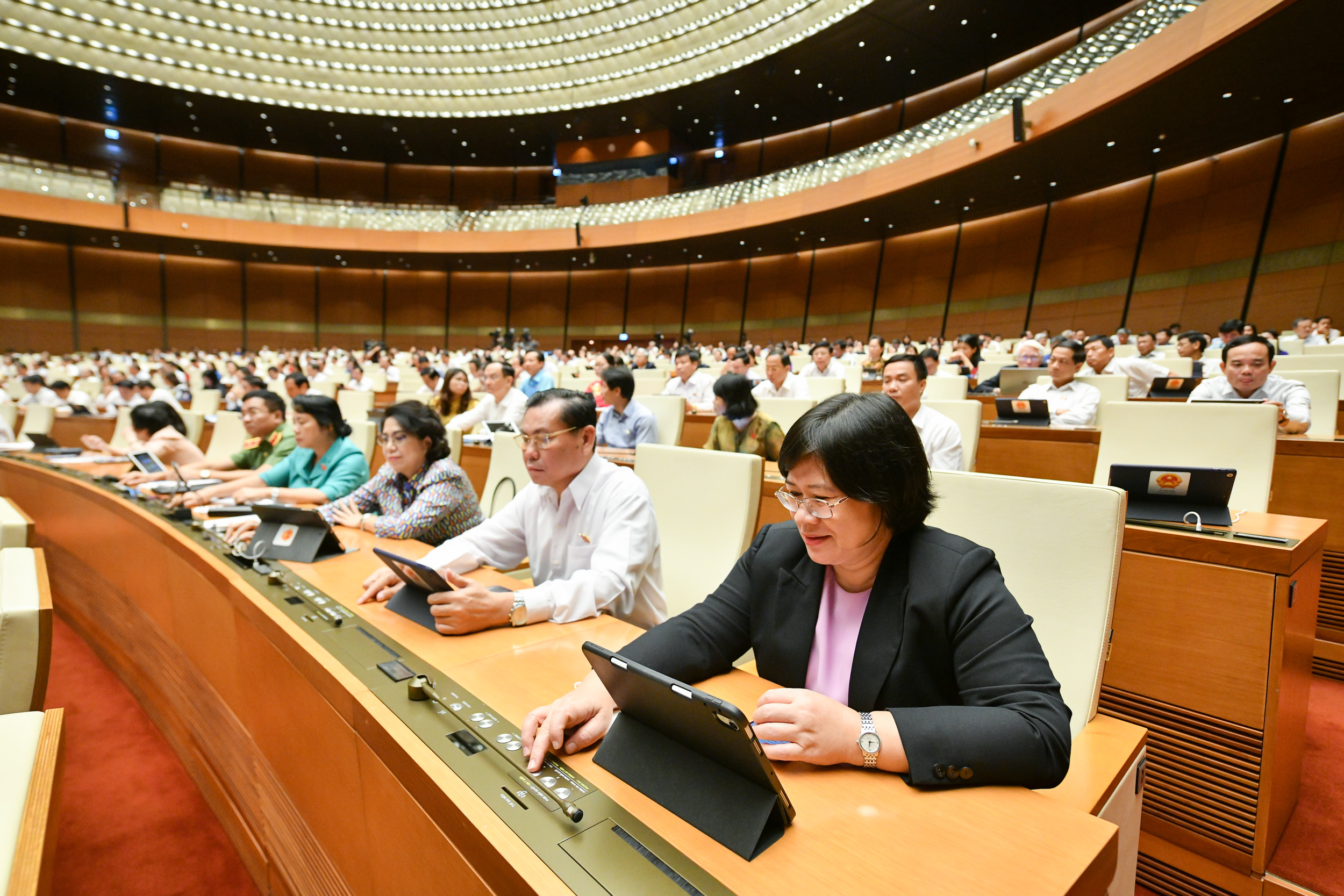 Các đại biểu Quốc hội bấm bút thông qua Nghị quyết về thí điểm một số cơ chế, chính sách đặc thù phát triển tỉnh Khánh Hòa - Ảnh: Quochoi.vn