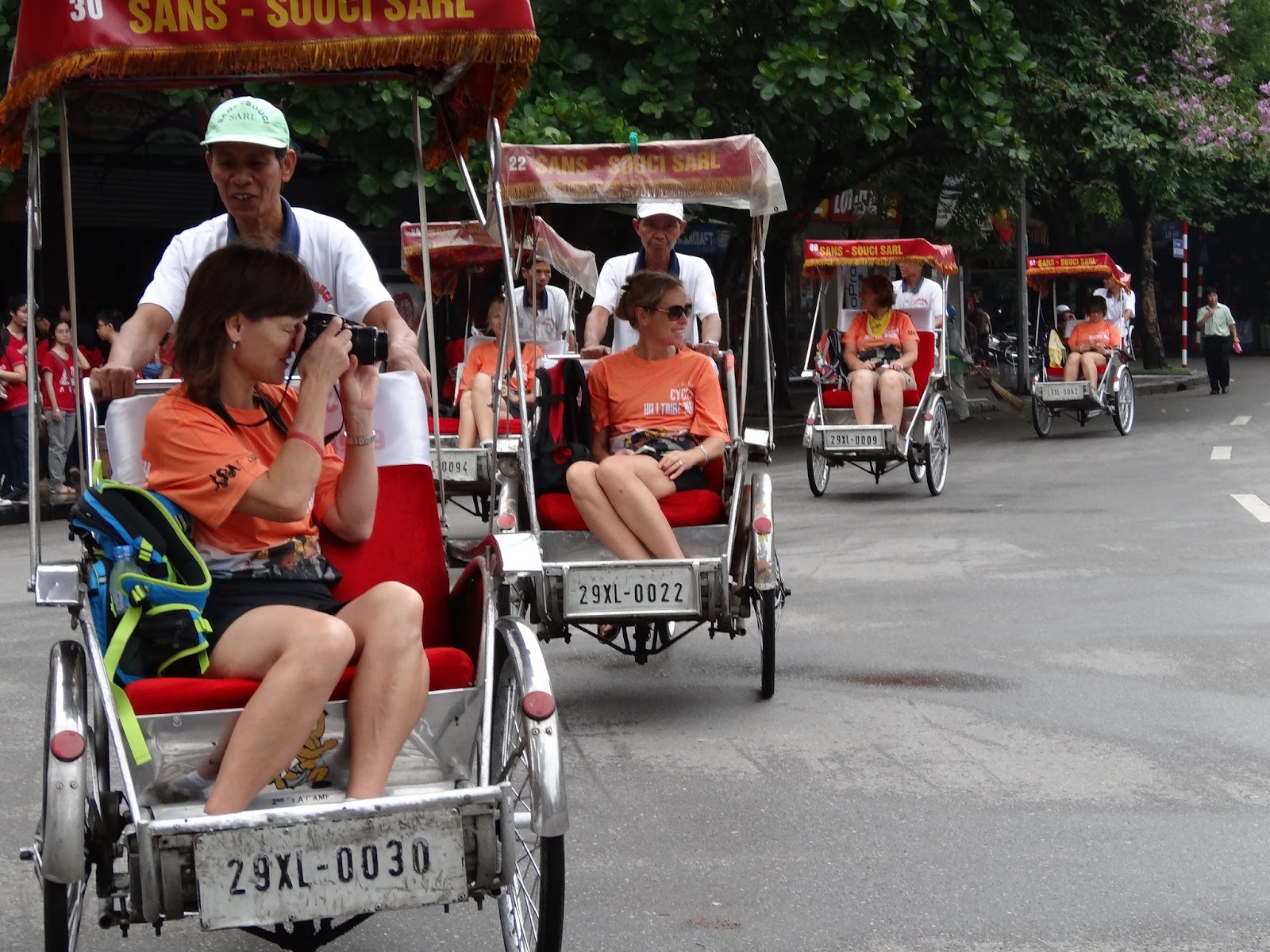 Giá vé máy bay tăng, giá tour tăng trong khi vật giá leo thang khiến hầu bao du khách eo hẹp lại.