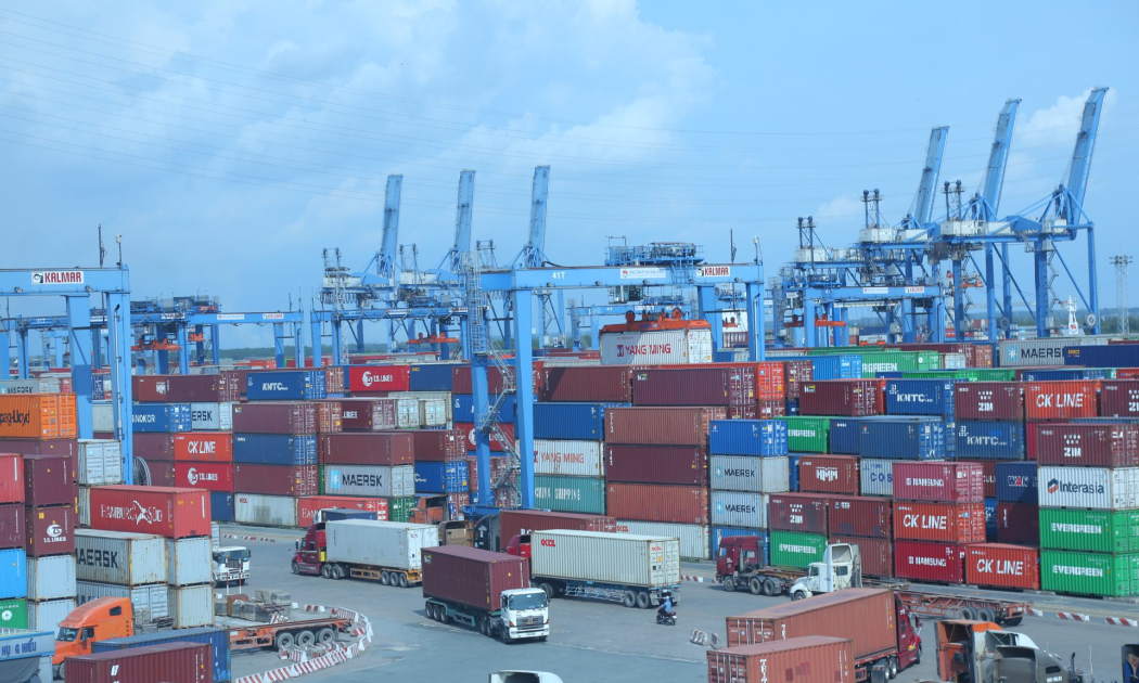 Xem xét điều chỉnh mức thu phí theo hướng giảm thêm đối với hàng hóa nhập khẩu, xuất khẩu được vận chuyển bằng đường thủy nội địa 