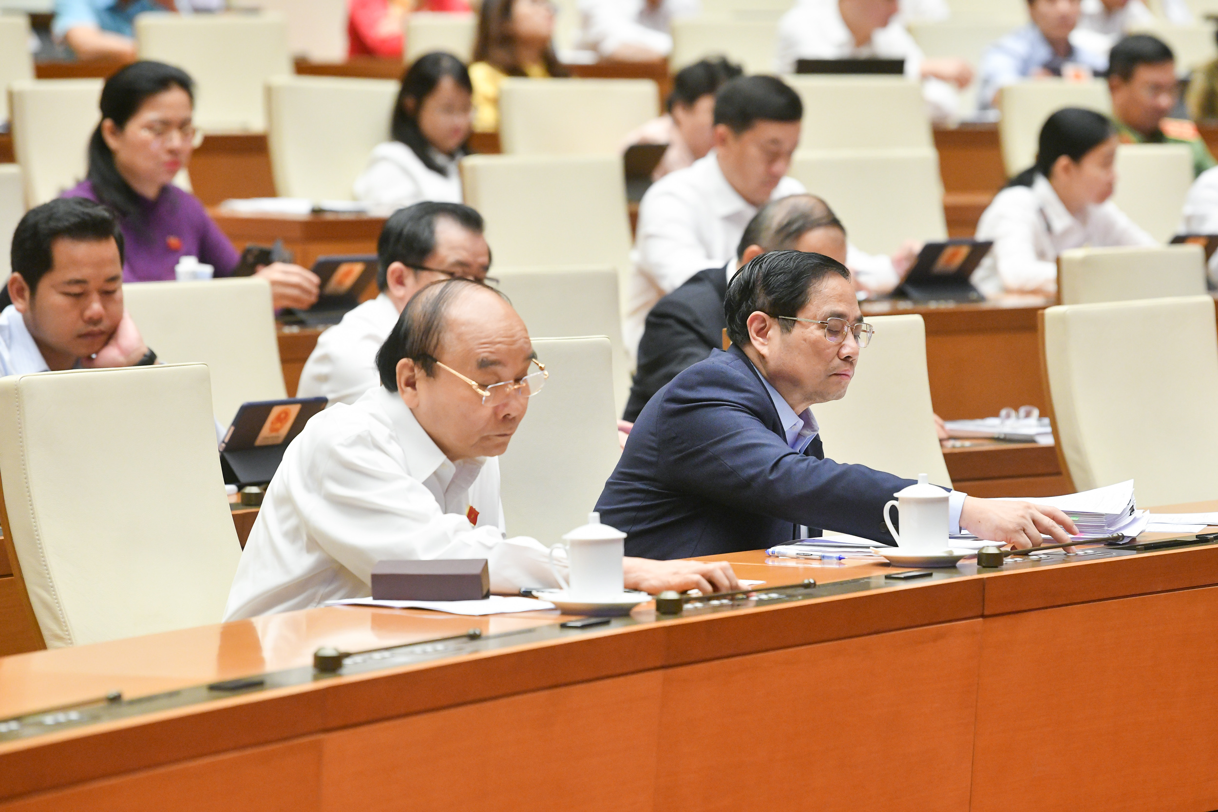 Chủ tịch nước Nguyễn Xuân Phúc, Thủ tướng Chính phủ Phạm Minh Chính tham gia biểu quyết thông qua Luật Kinh doanh bảo hiểm (sửa đổi) - Ảnh: Quochoi.vn