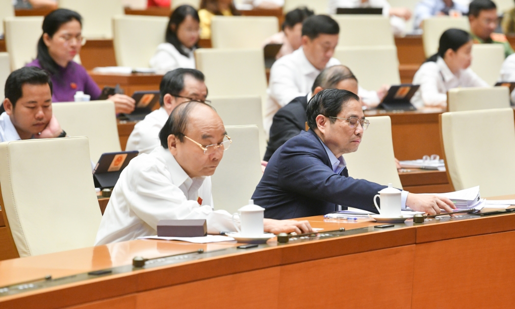 Chủ tịch nước Nguyễn Xuân Phúc, Thủ tướng Chính phủ Phạm Minh Chính tham gia biểu quyết thông qua Luật Kinh doanh bảo hiểm (sửa đổi) - Ảnh: Quochoi.vn