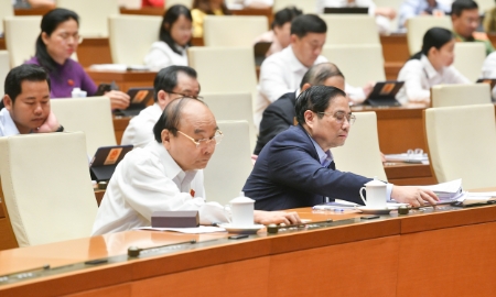 Chủ tịch nước Nguyễn Xuân Phúc, Thủ tướng Chính phủ Phạm Minh Chính tham gia biểu quyết thông qua Luật Kinh doanh bảo hiểm (sửa đổi) - Ảnh: Quochoi.vn