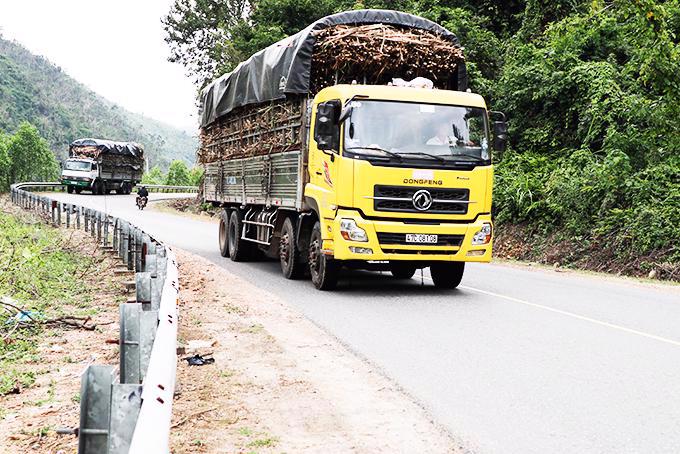 Quốc lộ 26 nối hai tỉnh Khánh Hòa và Đắk Lắk nhỏ hẹp và thường xuyên hư hỏng.