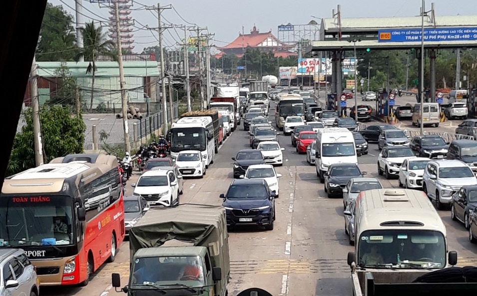 Quốc lộ 51 hiện quá tải, thường ùn tắc ở các giao lộ.