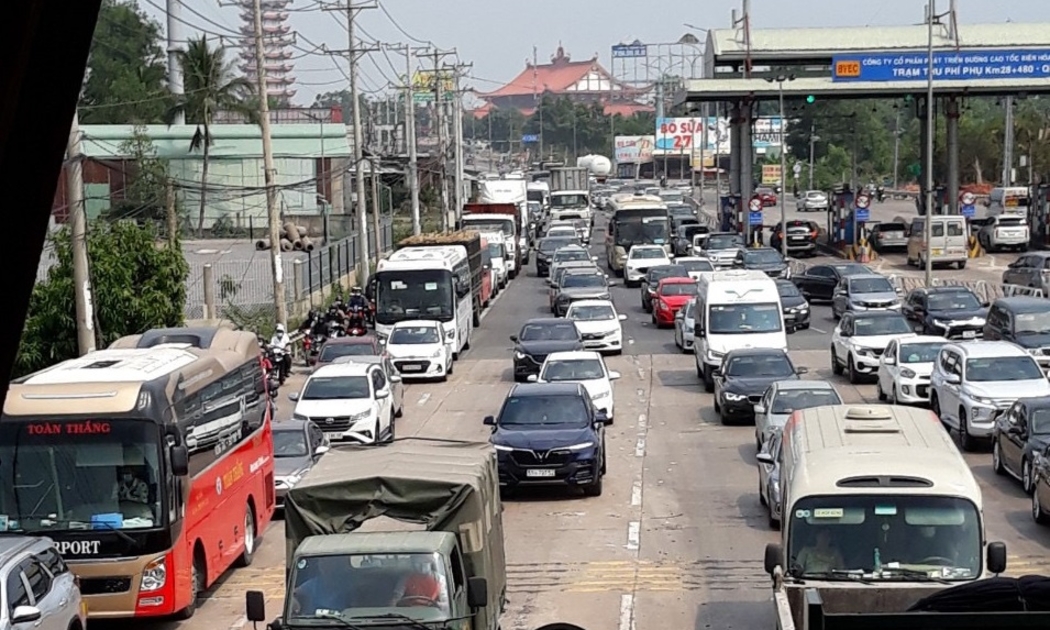 Quốc lộ 51 hiện quá tải, thường ùn tắc ở các giao lộ.