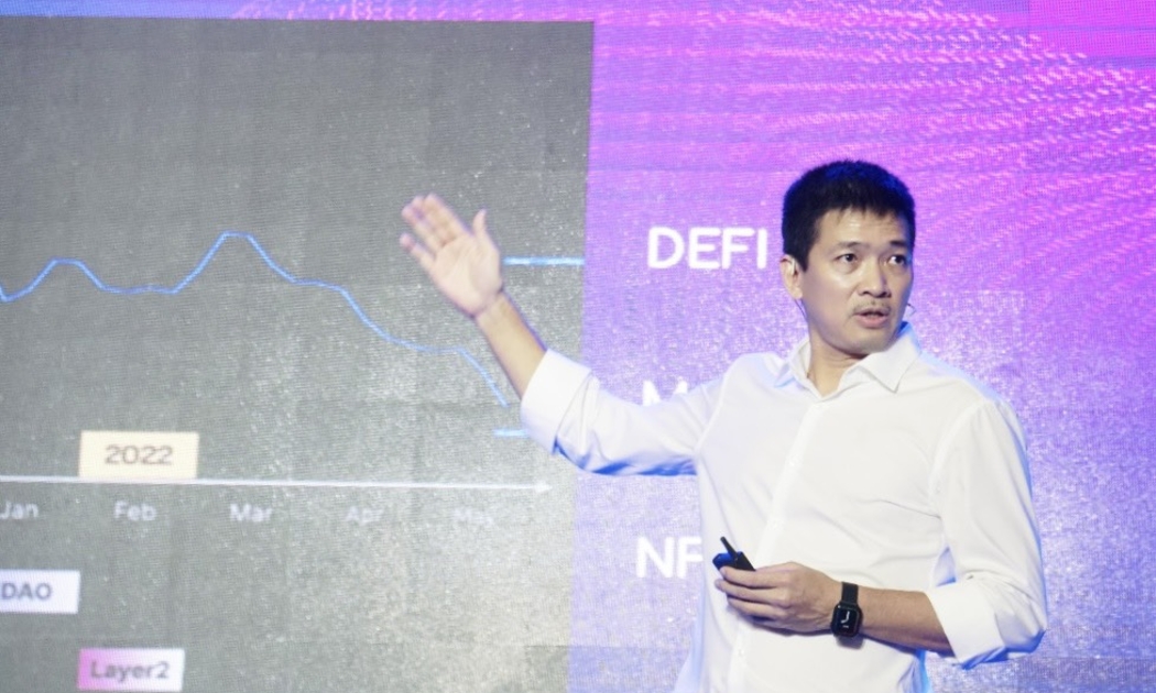 Ông Phan Đức Trung, Phó Chủ tịch thường trực Hiệp hội Blockchain Việt Nam, Chủ tịch Decom Holdings, Nhà sáng lập Diễn đàn Phổ cập Blockchain chia sẻ về bức tranh toàn cảnh thị trường tại Diễn đàn Định vị Blockchain Việt.