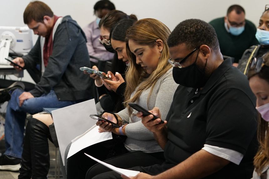 D&ugrave; tăng trưởng GDP suy yếu nhưng thị trường việc l&agrave;m lại tăng trưởng mạnh mẽ - Ảnh: AP