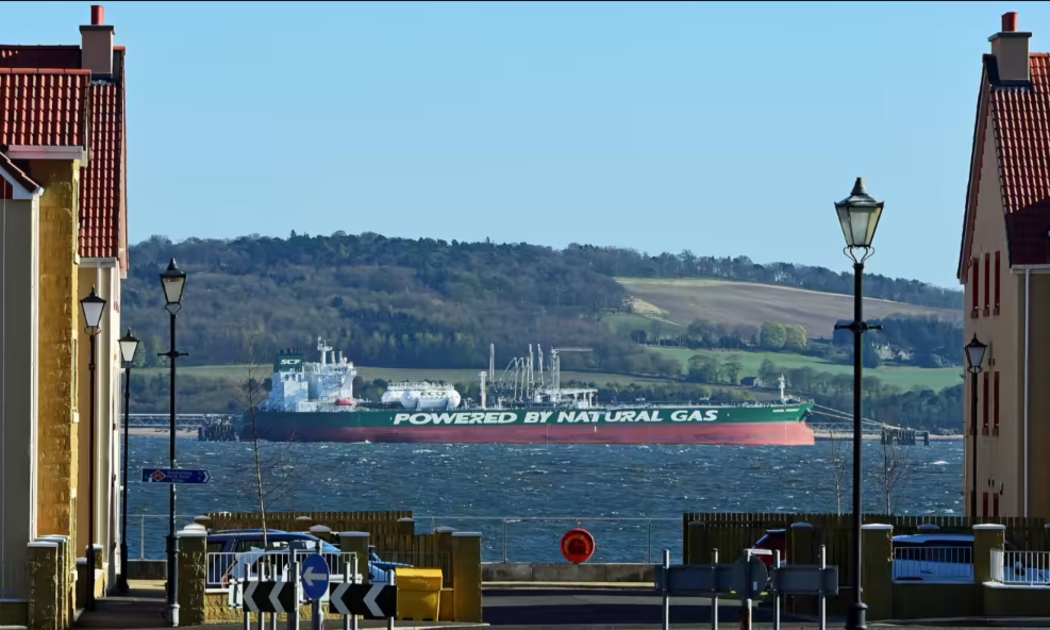Một tàu chở dầu của Nga đậu ở cửa sông Forth, Scotland - Ảnh: Getty Images