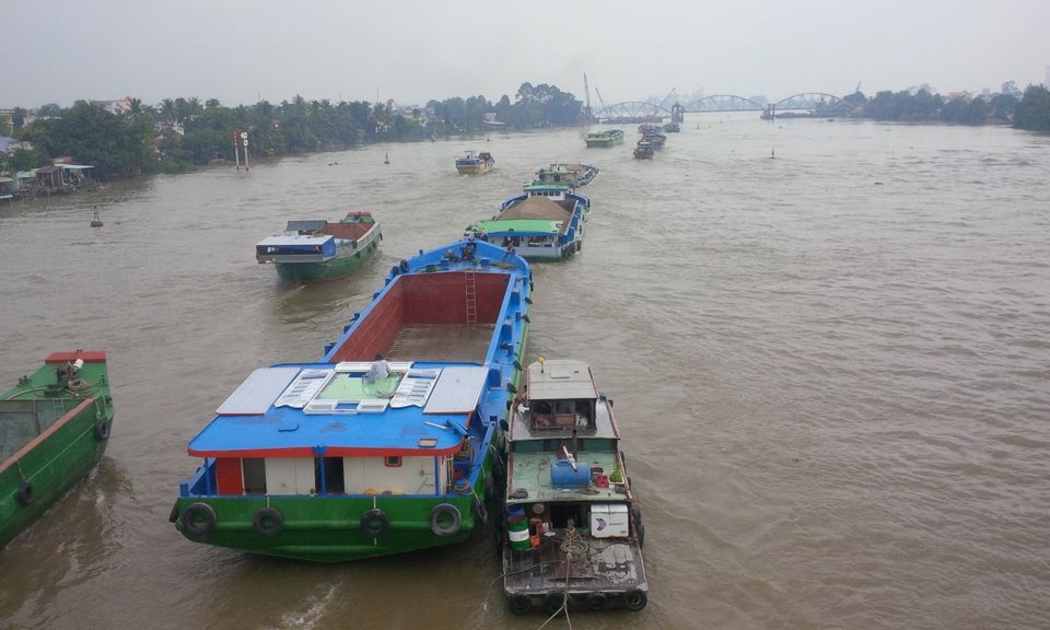 Xuất khẩu, nhập khẩu hàng hóa được vận chuyển bằng đường thủy nội địa.