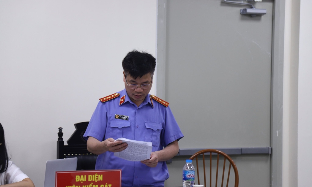 Đại diện Viện kiểm sát luận tội với các bị cáo.