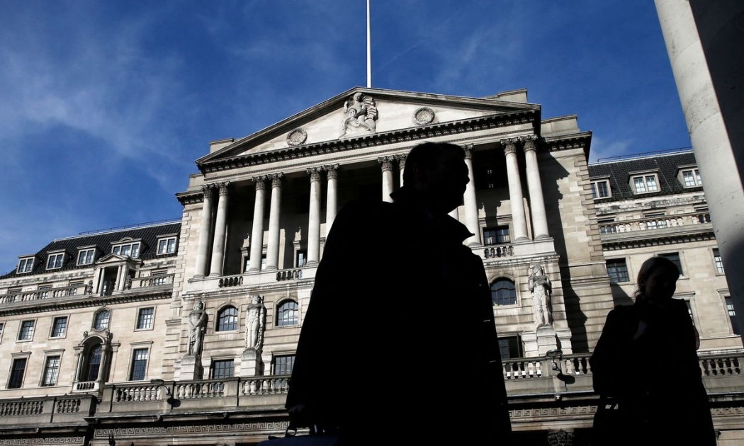 Người bộ hành đi qua trụ sở Ngân hàng Trung ương Anh (BOE) ở London, tháng 3/2015 - Ảnh: Reuters.