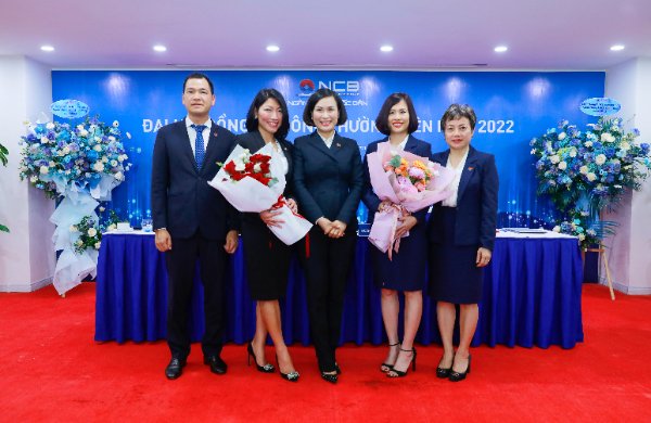 C&aacute;c th&agrave;nh vi&ecirc;n Hội đồng Quản trị v&agrave; Ban Điều h&agrave;nh NCB ra mắt tại Đại hội đồng cổ đ&ocirc;ng.