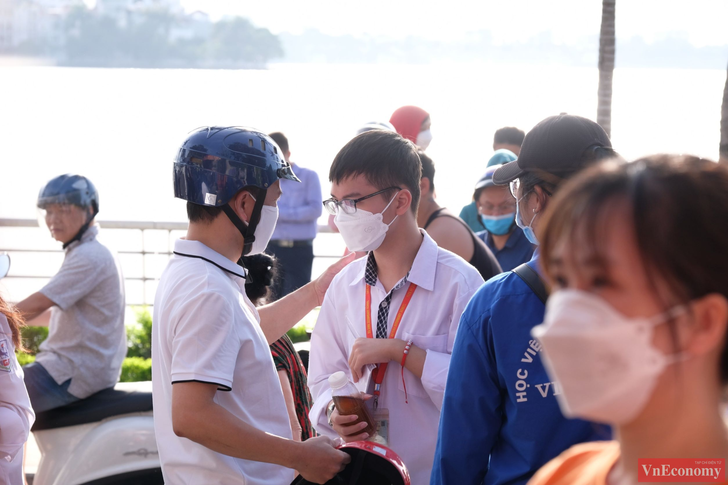 Ngay từ s&aacute;ng sớm, tại điểm thi trường THCS Đ&ocirc;ng Th&aacute;i (T&acirc;y Hồ) đ&atilde; rất đ&ocirc;ng c&aacute;c bậc phụ huynh v&agrave; học sinh. Nhiều bậc phụ huynh cho biết họ muốn đưa con tới trường thi sớm để tr&aacute;nh tắc đường v&agrave; nắng n&oacute;ng.