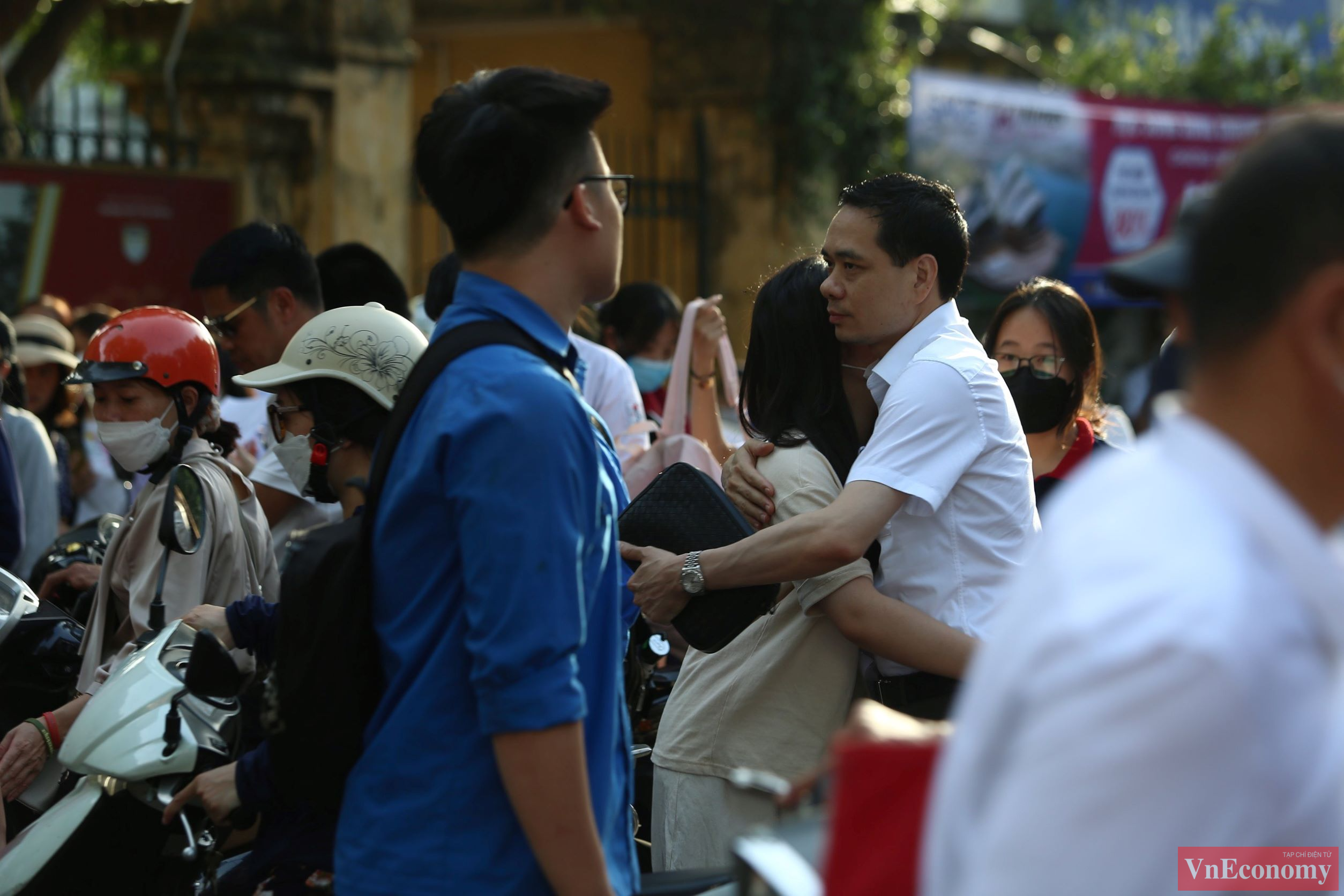 C&aacute;c bậc phụ huynh dường như c&ograve;n căng thẳng, hồi hộp hơn cả con em m&igrave;nh. Rất nhiều những sự động vi&ecirc;n, nhắn nhủ đ&atilde; được gửi trao trước cổng c&aacute;c khu vực điểm thi s&aacute;ng nay.