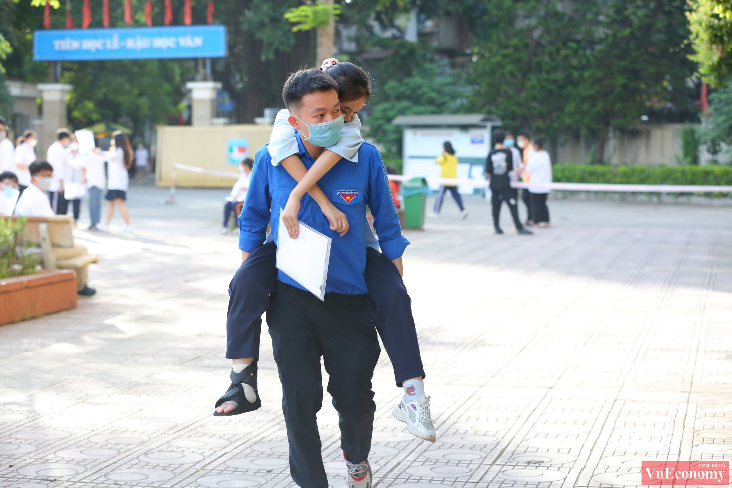 Phục vụ cho Kỳ thi vào lớp 10 THPT năm nay, Thành đoàn Hà Nội đã tuyển chọn và tập huấn cho 3.045 tình nguyện viên tham gia tiếp sức mùa thi tại 203 điểm thi, đảm bảo bố trí từ 10 - 15 tình nguyện viên ngoài cổng trường tại mỗi điểm thi.