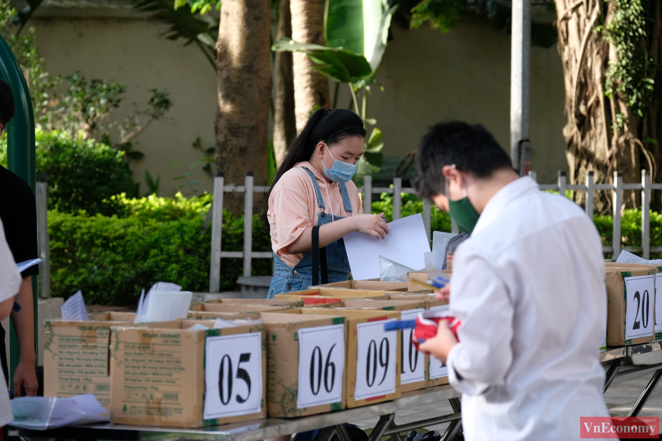 Các em học sinh tranh thủ ôn lại bài lần cuối trước khi để lại vật dụng cá nhân bên ngoài phòng thi.