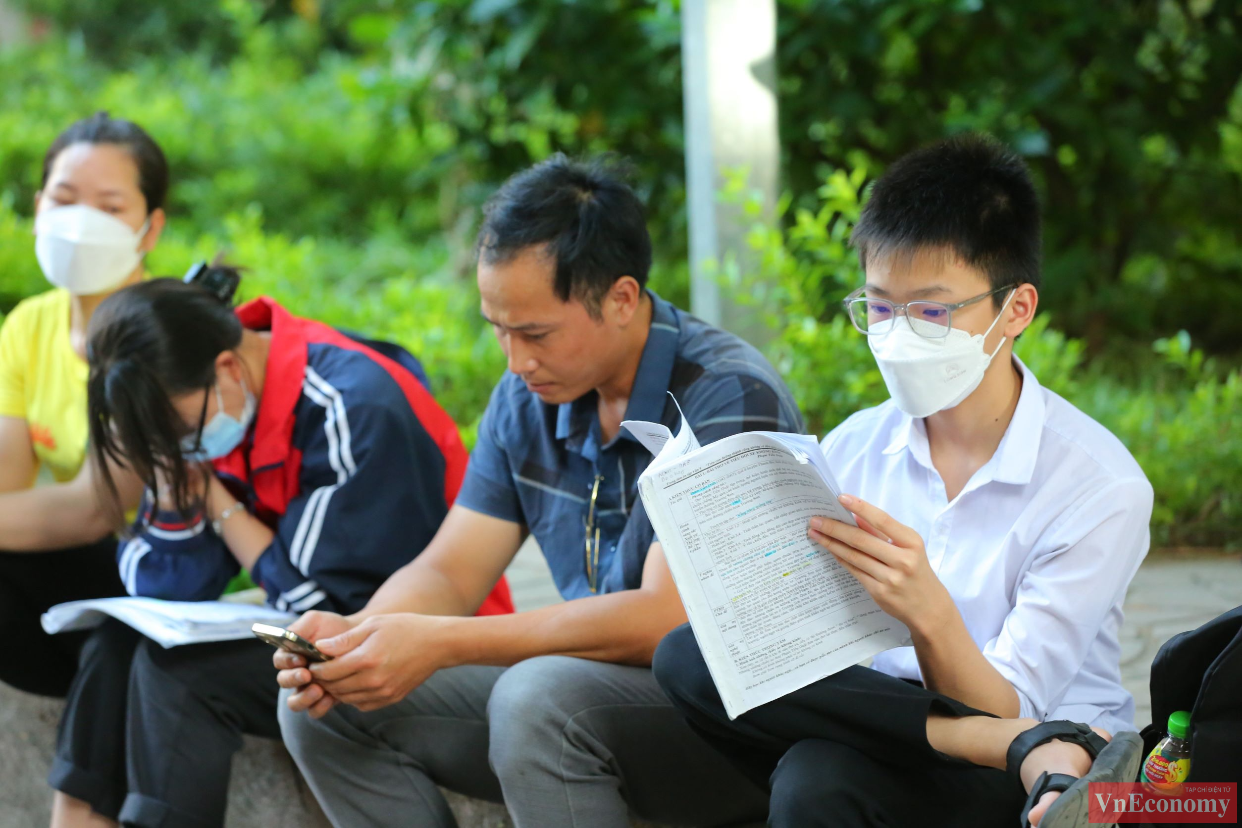 Tại điểm thi trường THCS Việt Nam-Angiêri, nhiều em thí sinh có tâm lý thoải mái, nhưng cũng có những em căng thẳng, lo âu tới tận giây phút bước vào phòng thi.