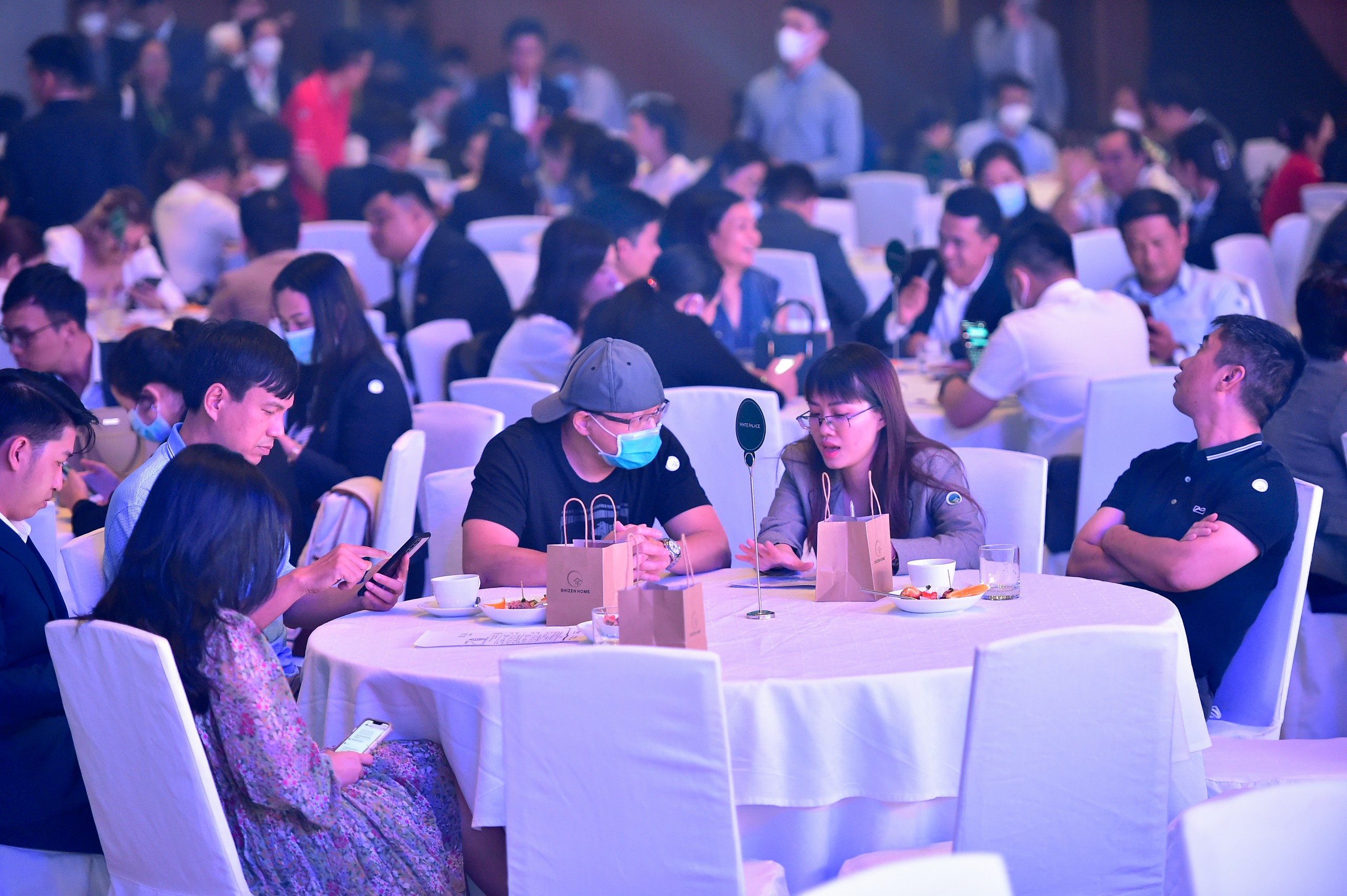 Không khí sôi động tại sự kiện thu hút gần 1.000 khách hàng tham gia.