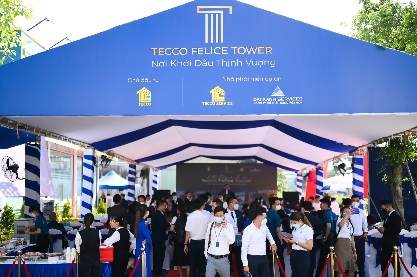 Lễ khai trương đ&atilde; thu h&uacute;t được sự tham dự của h&agrave;ng trăm kh&aacute;ch h&agrave;ng.