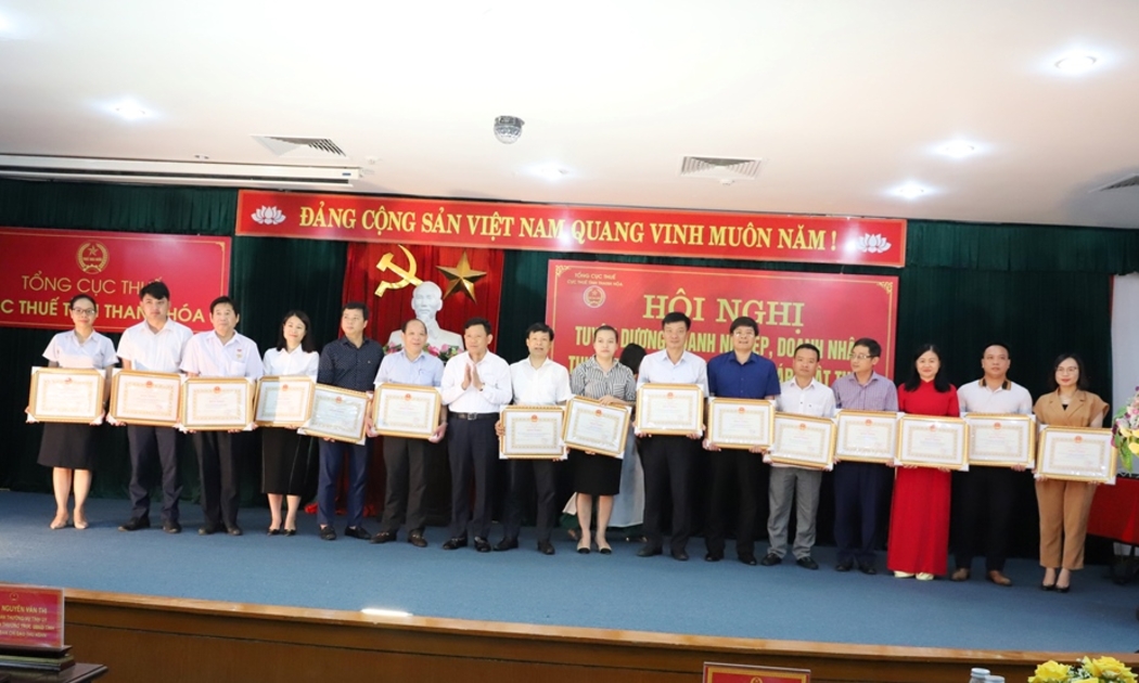 Các tổ chức, cá nhân vinh dự được nhận Bằng khen tại hội nghị.