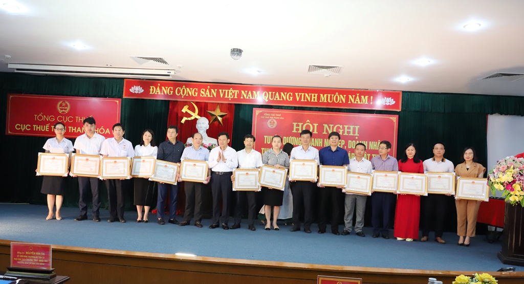 Các tổ chức, cá nhân vinh dự được nhận Bằng khen tại hội nghị.