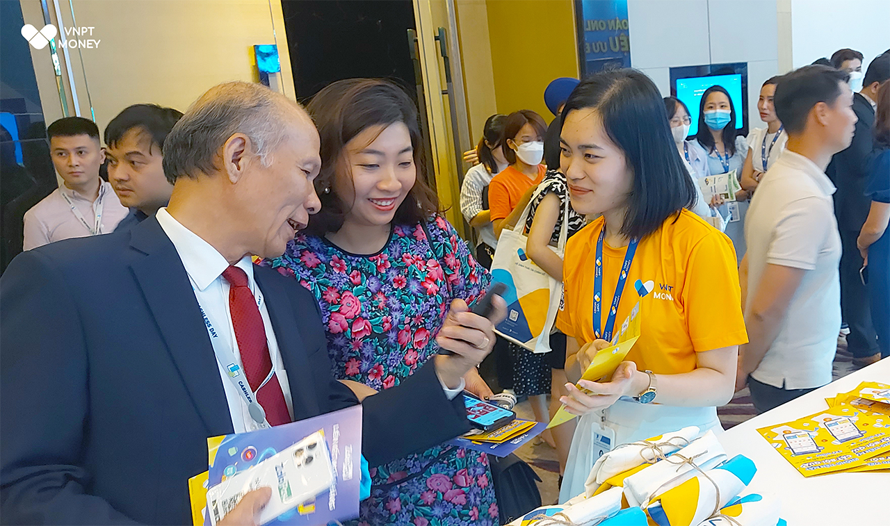 Gian hàng của VNPT Money thu hút sự quan tâm của đông đảo khách hàng tham gia.