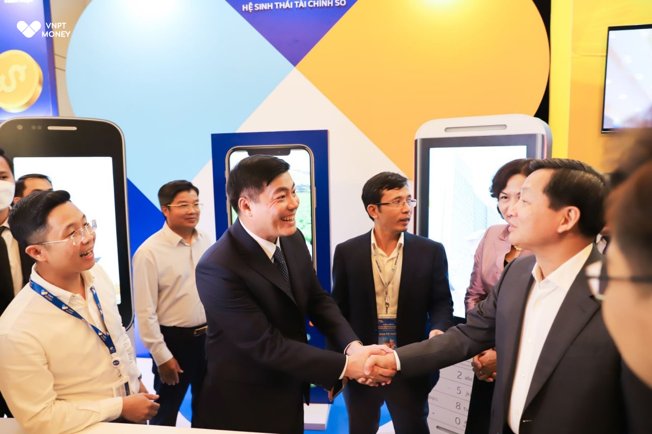 Ph&oacute; Thủ tướng Ch&iacute;nh phủ L&ecirc; Minh Kh&aacute;i c&ugrave;ng Thống đốc Ng&acirc;n h&agrave;ng nh&agrave; nước tham quan gian h&agrave;ng của VNPT Money.