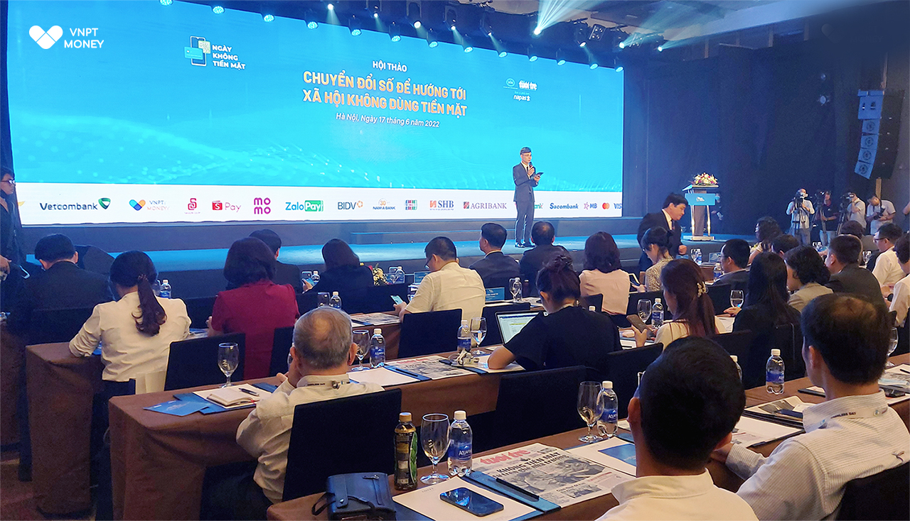 Hội thảo Chuyển đổi số để hướng tới xã hội không dùng tiền mặt.