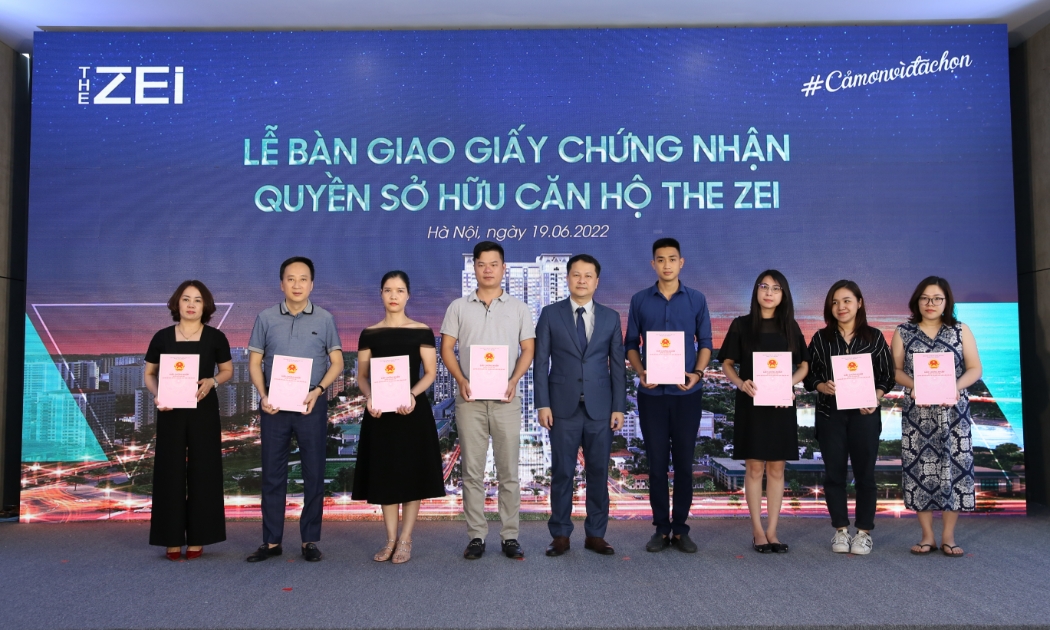 The Zei bàn giao giấy chứng nhận quyền sở hữu căn hộ cho đại diện chủ sở hữu đợt 1.