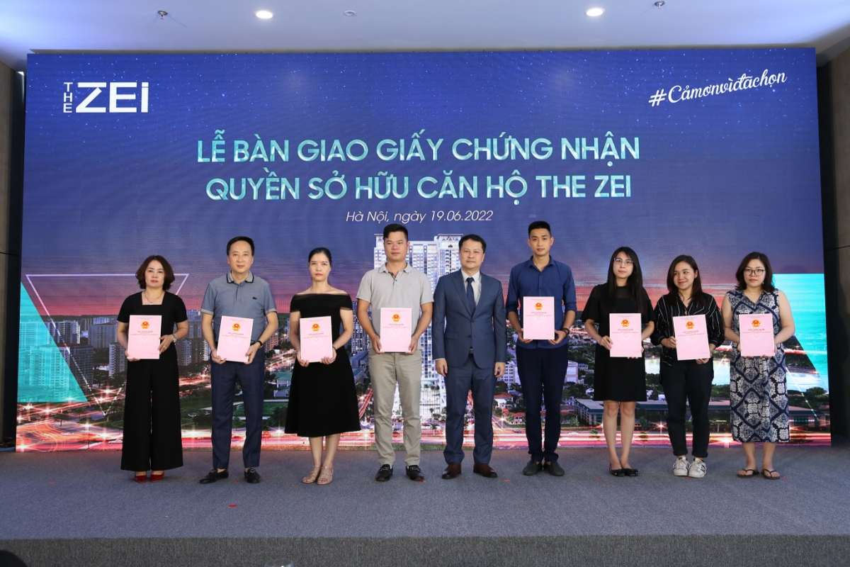 The Zei bàn giao giấy chứng nhận quyền sở hữu căn hộ cho đại diện chủ sở hữu đợt 1.