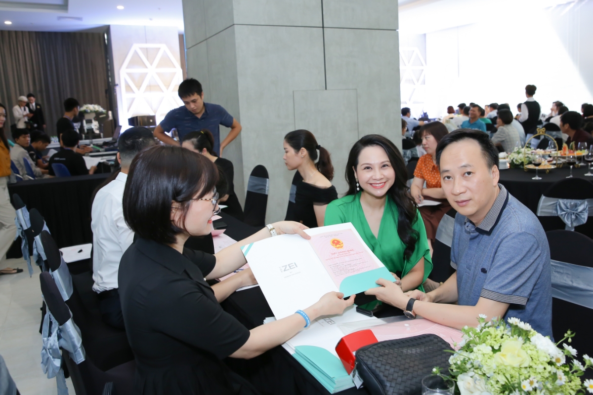 Cư d&acirc;n vui mừng v&agrave; an t&acirc;m khi nhận b&agrave;n giao giấy chứng nhận quyền sở hữu căn hộ The Zei.