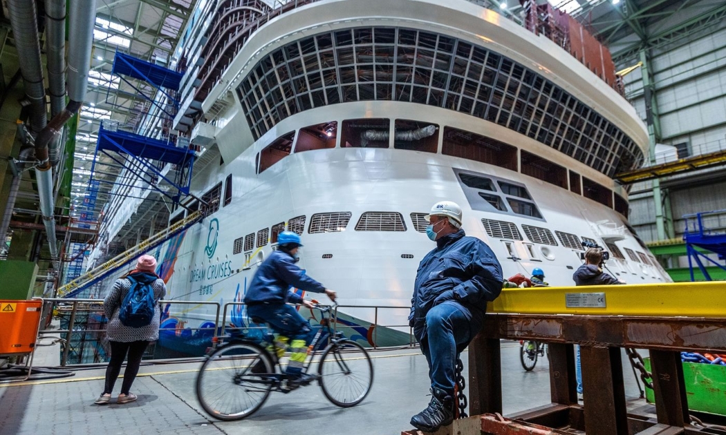 Tàu Global Dream tại xưởng đóng tàu Wismar - Ảnh: Bloomberg.