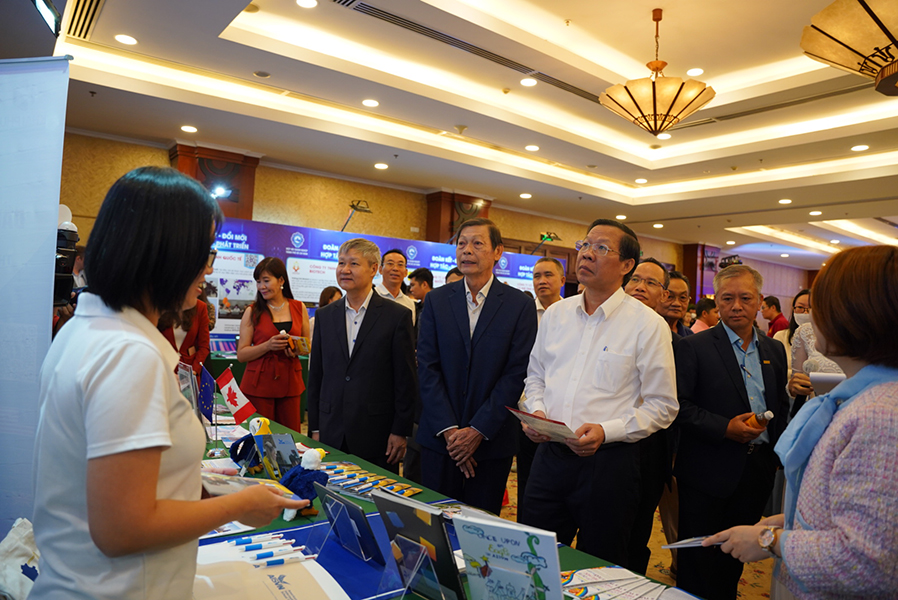 &Ocirc;ng Phan Văn M&atilde;i, Chủ tịch UBND TP.HCM, tham quan gian h&agrave;ng tại&nbsp;chương tr&igrave;nh C&agrave; ph&ecirc; Doanh nh&acirc;n lần thứ 63, ng&agrave;y 18/6/2022.