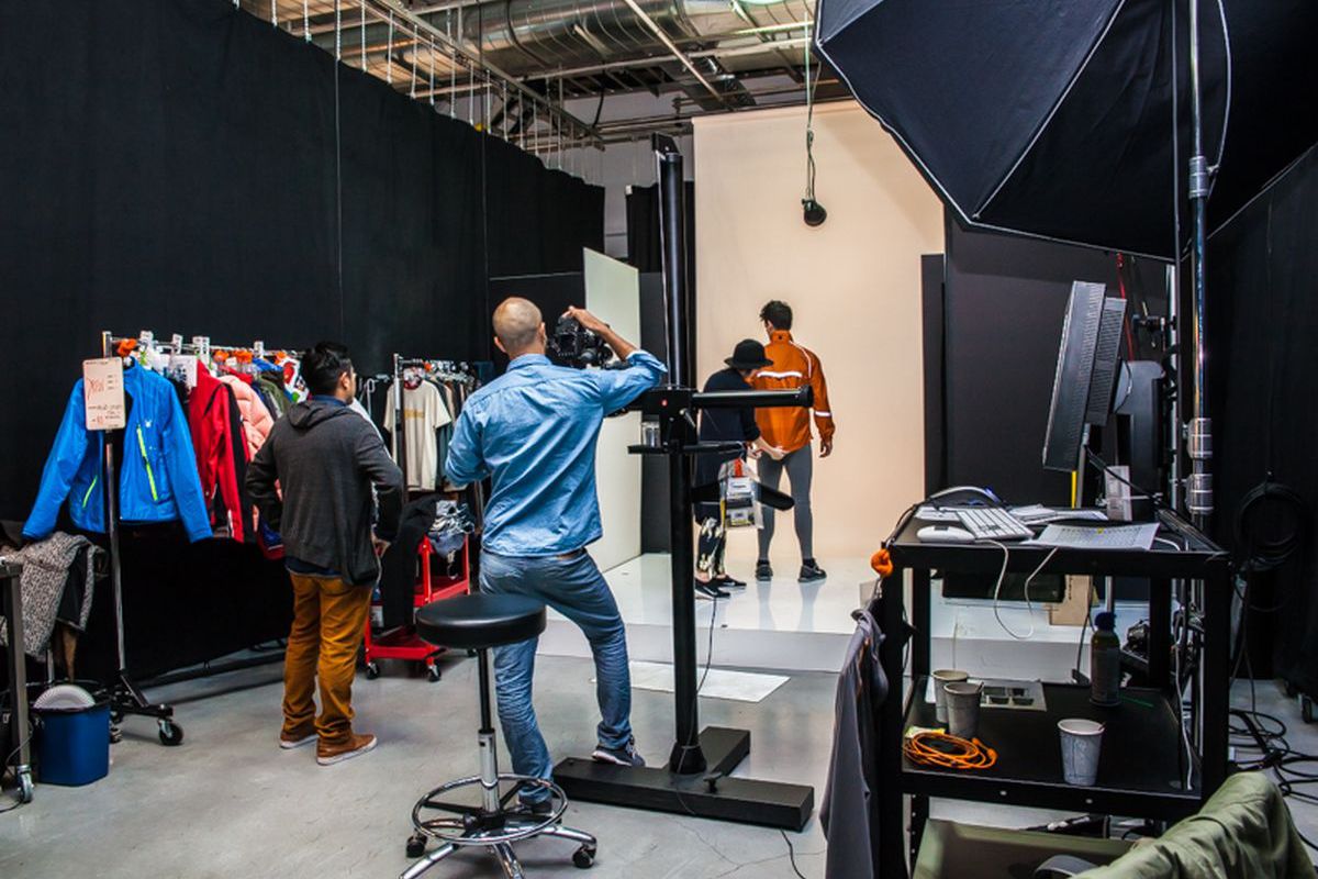 Lợi thế cạnh tranh của Amazon cho đến l&uacute;c n&agrave;y l&agrave; c&oacute; đủ cơ sở hậu cần v&agrave; th&ocirc;ng tin chi tiết để ph&aacute;t triển mạng lưới b&aacute;n lẻ trực tuyến.