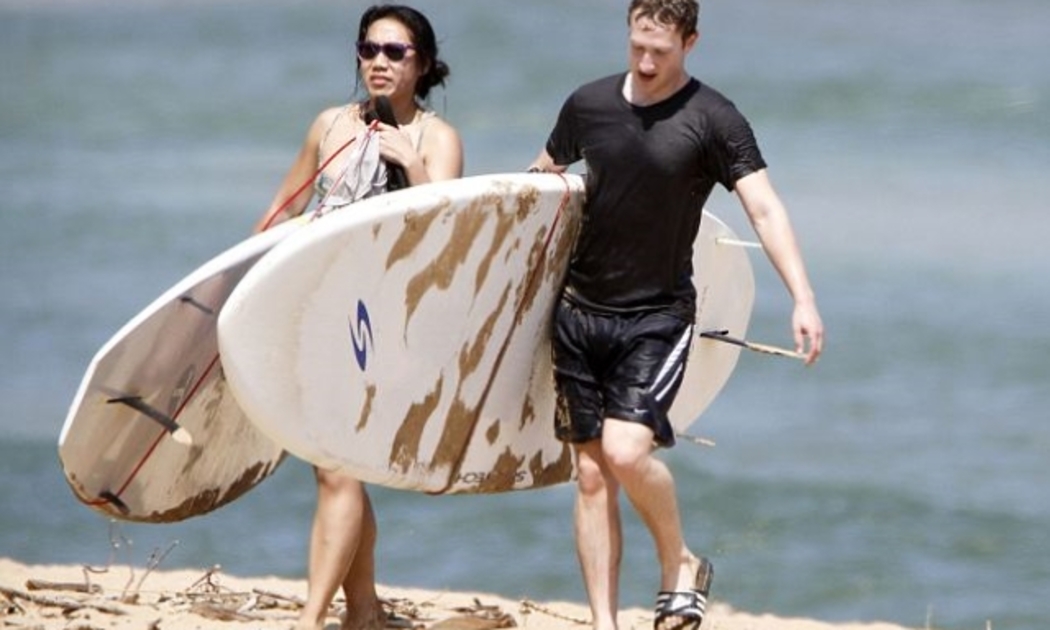 Mark Zuckerberg và vợ lướt sóng ở Hawaii - Ảnh: Getty Images