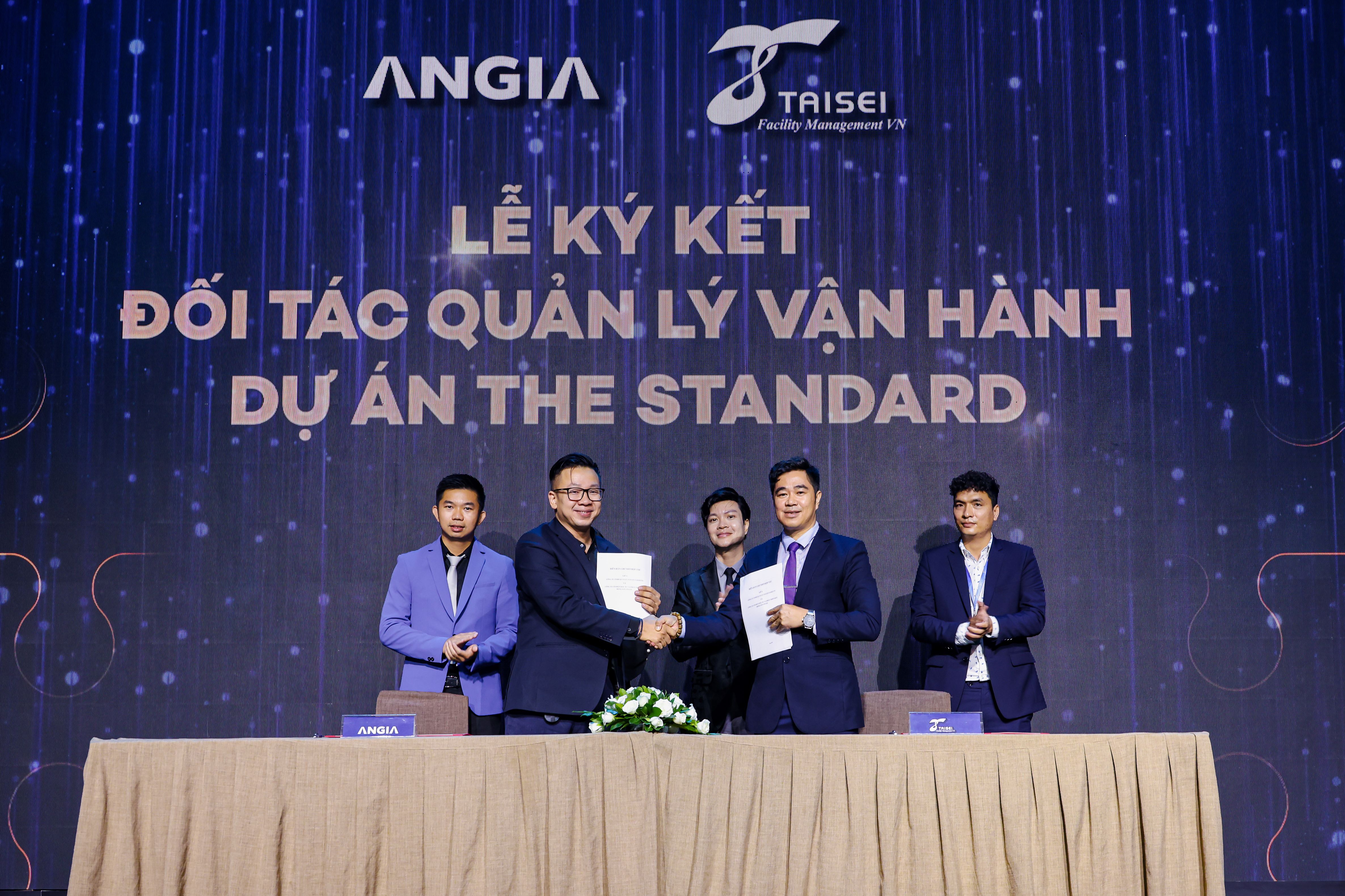 Đại diện An Gia (trái) và đại diện Taisei tại sự kiện ký kết hợp tác.