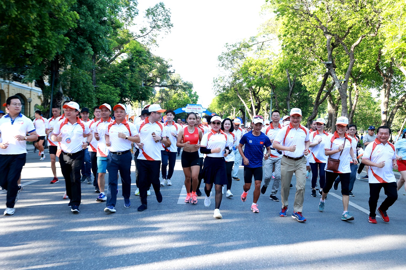 Giải chạy thu h&uacute;t hơn 2.000 người tham gia, chủ yếu l&agrave; l&atilde;nh đạo c&aacute;c cơ quan ban ng&agrave;nh, l&atilde;nh đạo v&agrave; c&aacute;n bộ nh&acirc;n vi&ecirc;n Sacombank, bạn đọc b&aacute;o Tuổi Trẻ, nh&acirc;n vi&ecirc;n văn ph&ograve;ng, sinh vi&ecirc;n, vận động vi&ecirc;n chuy&ecirc;n nghiệp...