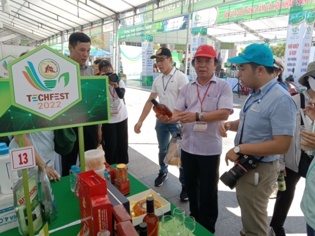 Ông Phạm Ngọc Sinh, Trưởng Ban điều hành Hố trợ khởi nghiệp tỉnh Quảng Nam thăm một gian hàng
