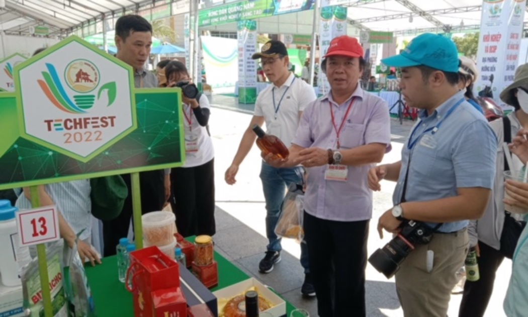 Ông Phạm Ngọc Sinh, Trưởng Ban điều hành Hố trợ khởi nghiệp tỉnh Quảng Nam thăm một gian hàng