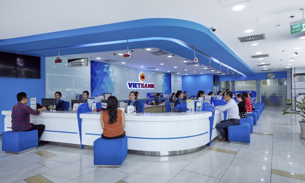 Khách hàng đang giao dịch tại Vietbank.