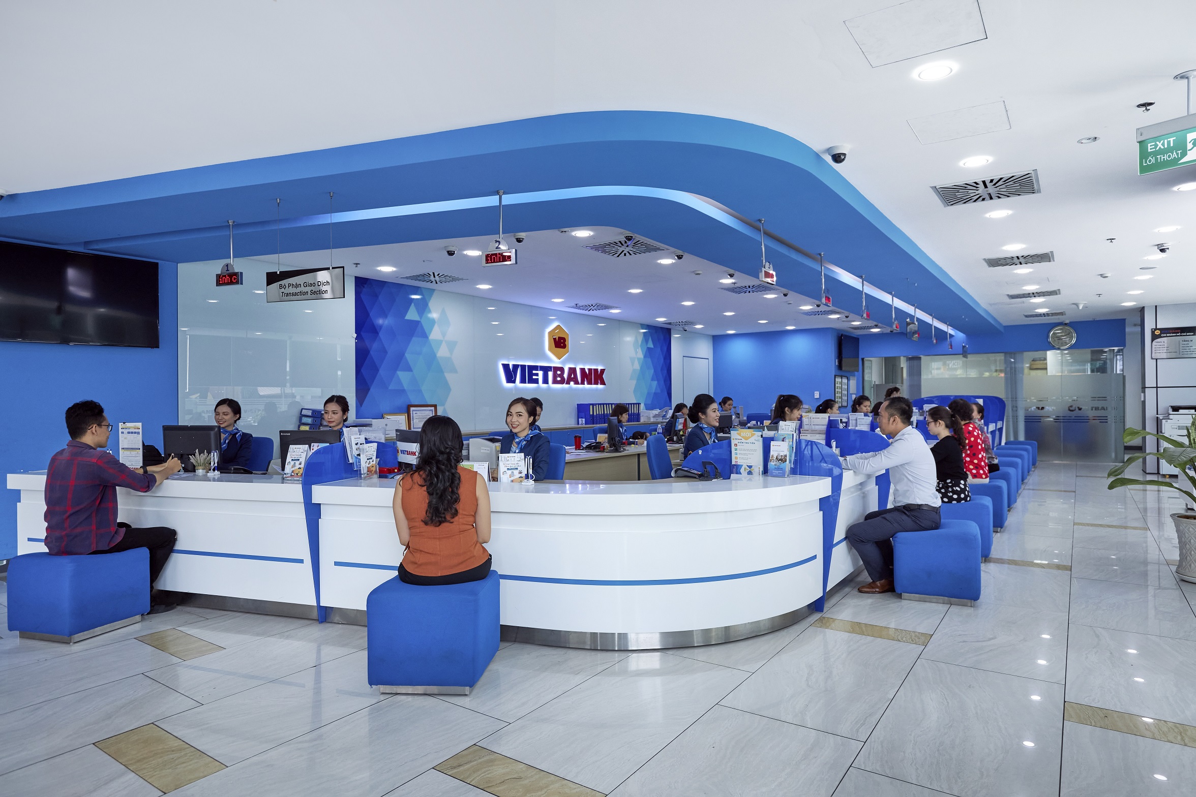 Khách hàng đang giao dịch tại Vietbank.
