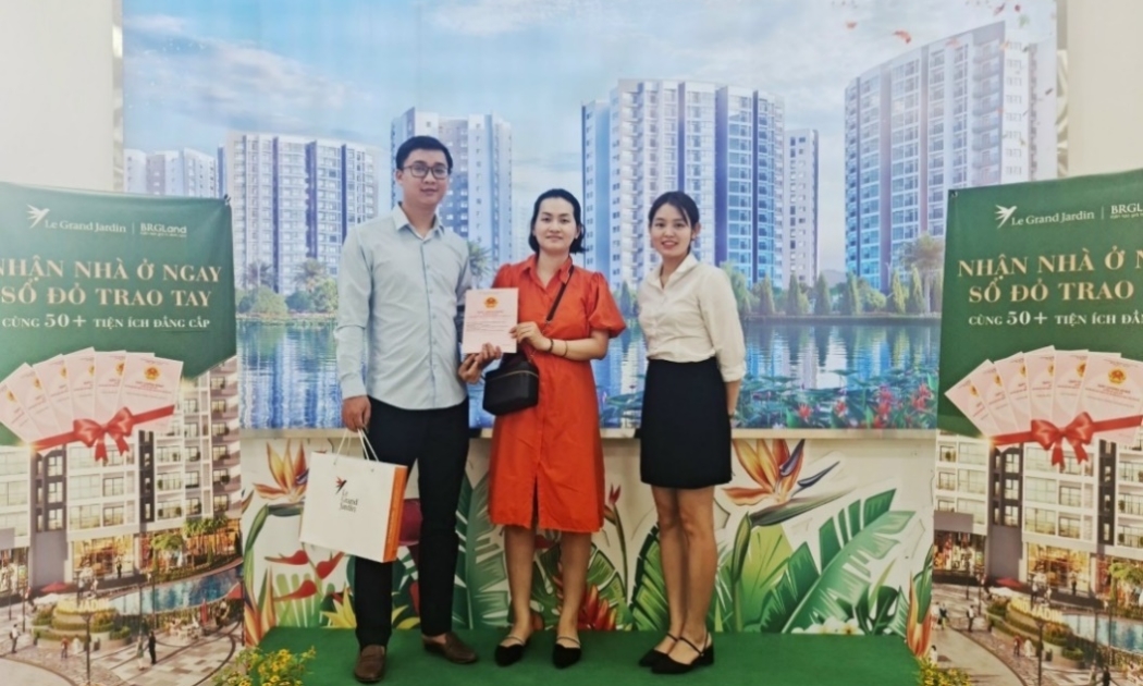 Khách hàng vui mừng nhận giấy chứng nhận quyền sở hữu căn hộ tại tổ hợp chung cư Le Grand Jardin.