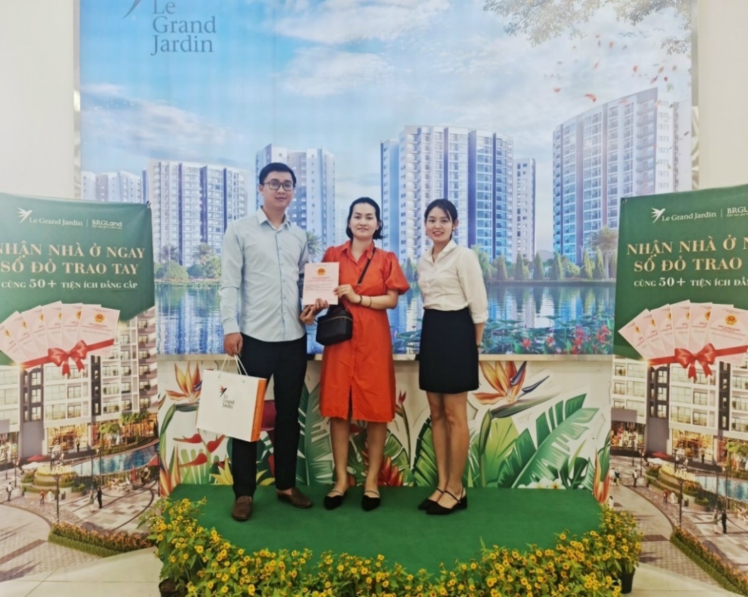 Khách hàng vui mừng nhận giấy chứng nhận quyền sở hữu căn hộ tại tổ hợp chung cư Le Grand Jardin.