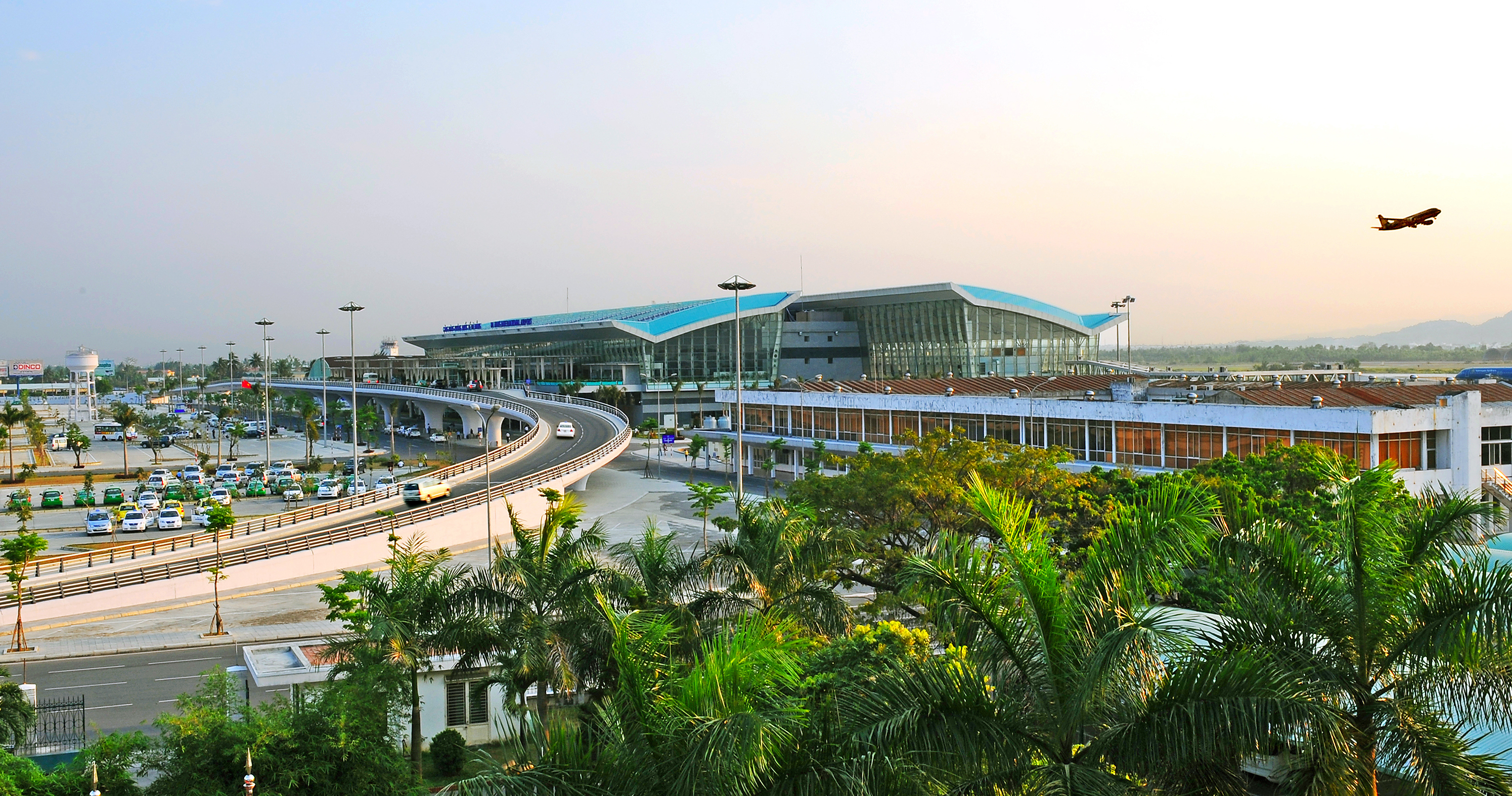 Sân bay Quốc tế Đà Nẵng là một trong ba sân bay quốc tế lớn nhất tại Việt Nam.