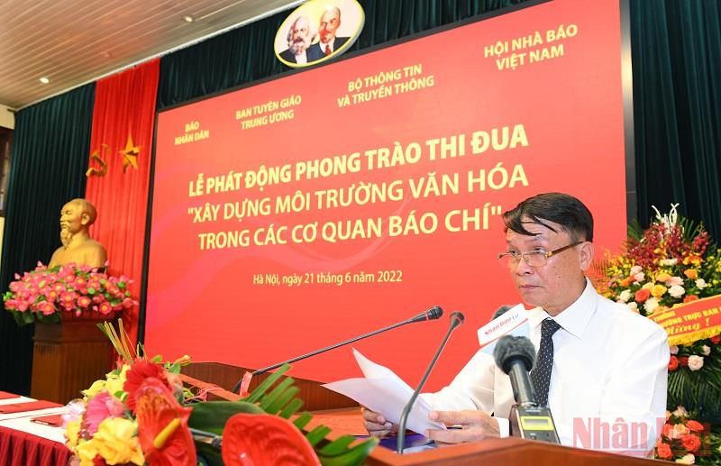  Đồng chí Nguyễn Đức Lợi, Phó Chủ tịch Thường trực Hội Nhà báo Việt Nam, phát biểu tại buổi lễ - Ảnh: Báo Nhân Dân